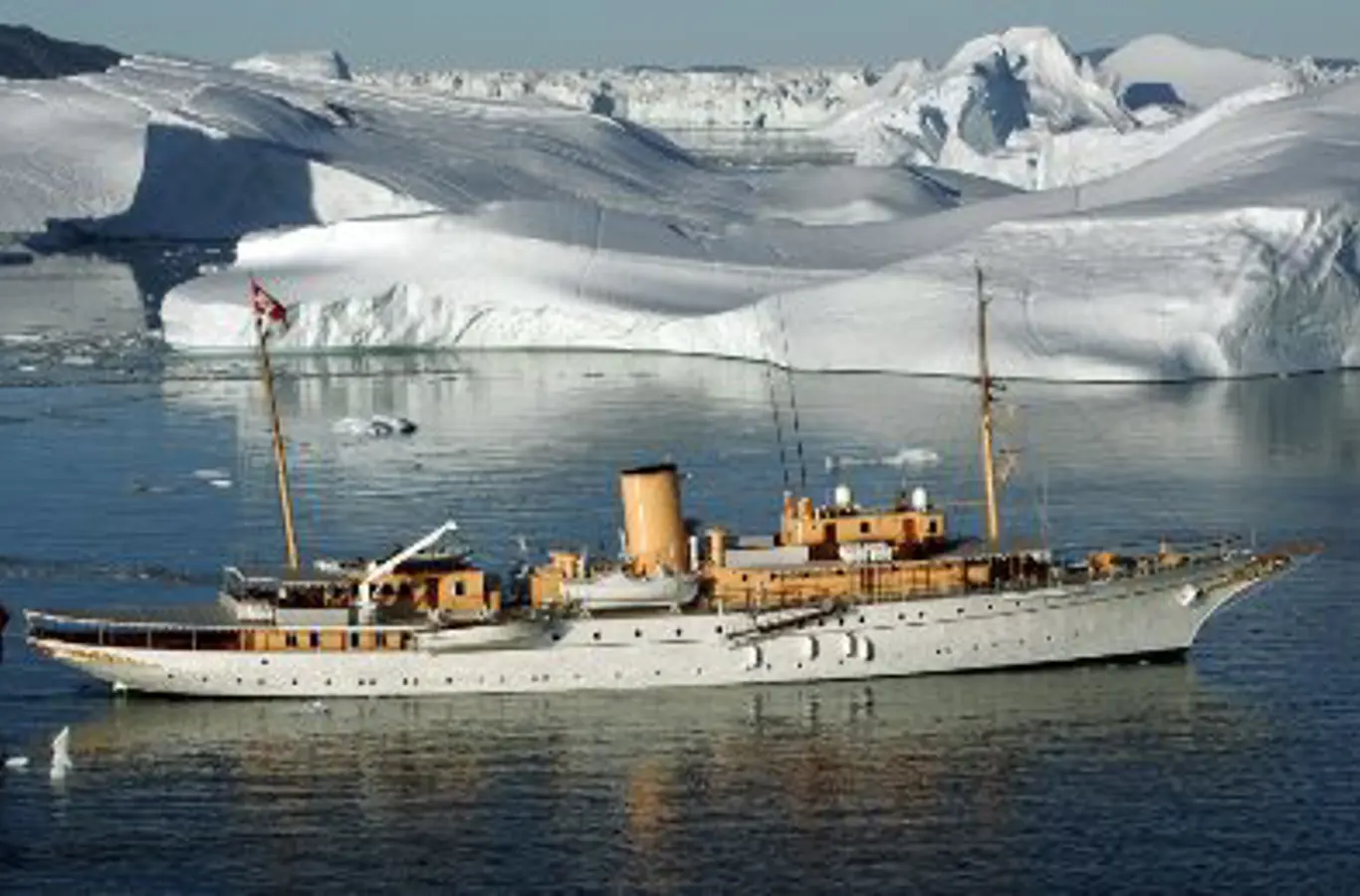 Kongeskibet Dannebrog i Grønland, 2004.
