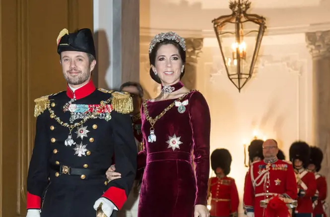 Den kongelige familie ankommer til nytårstaffel