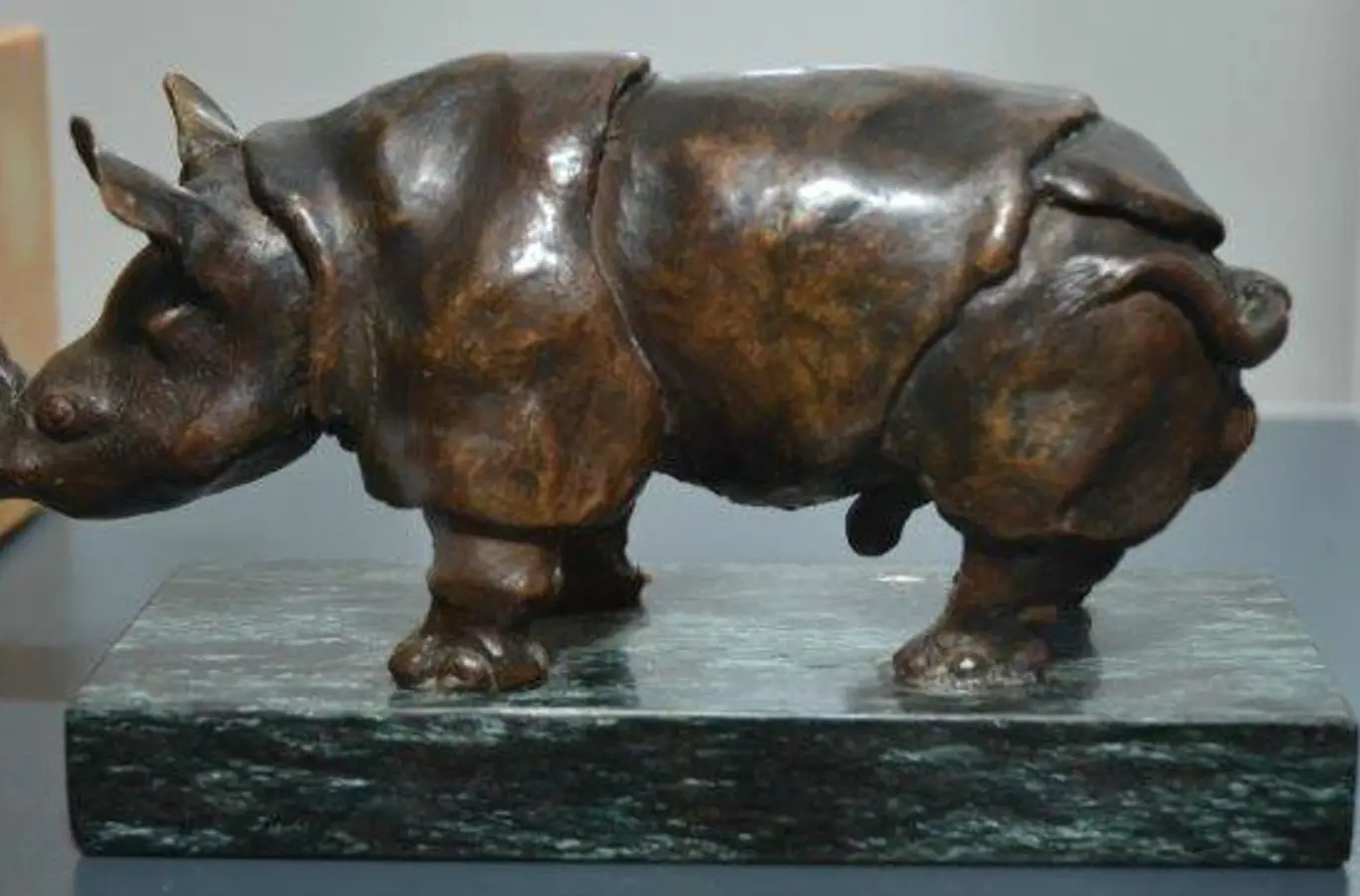 H.K.H. Prinsgemalens næsehornsskulptur.