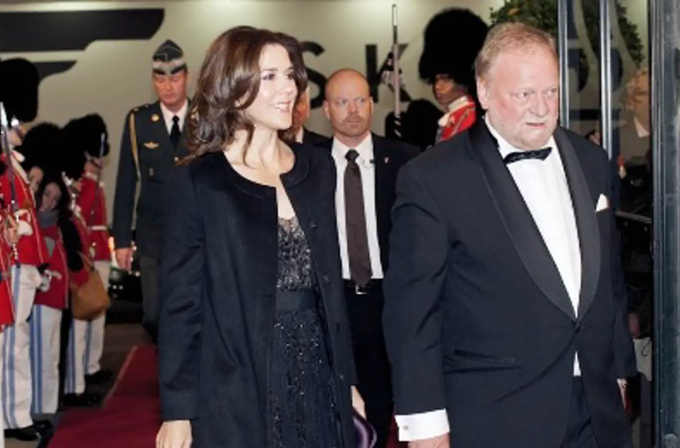 H.K.H. Kronprinsessen ankommer til Danmarks Lungeforenings gallashow på Det Kgl. Teater.