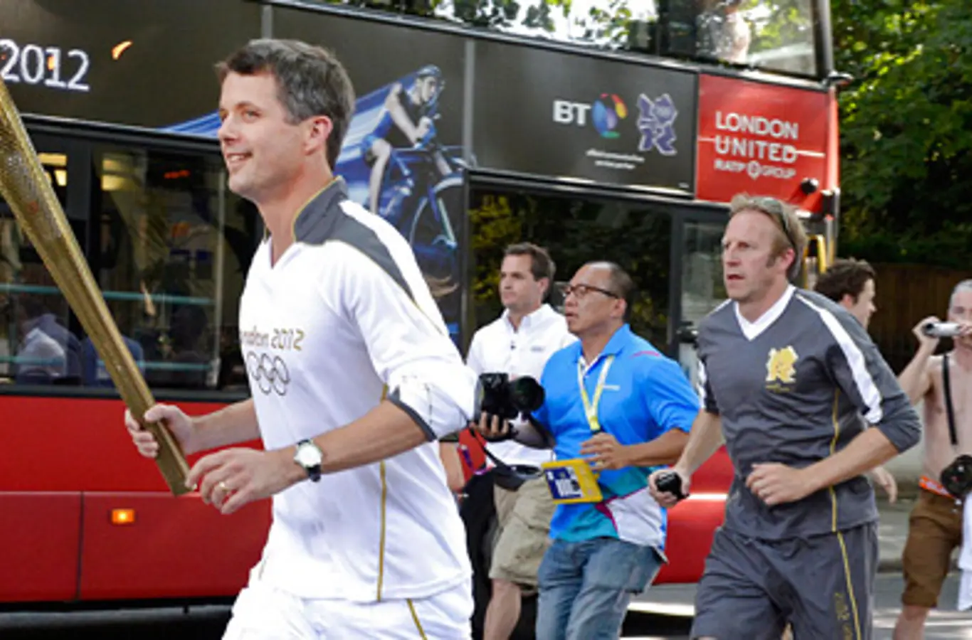 H.K.H. Kronprinsen løber med den olympiske fakkel gennem bydelen Notting Hill, London.