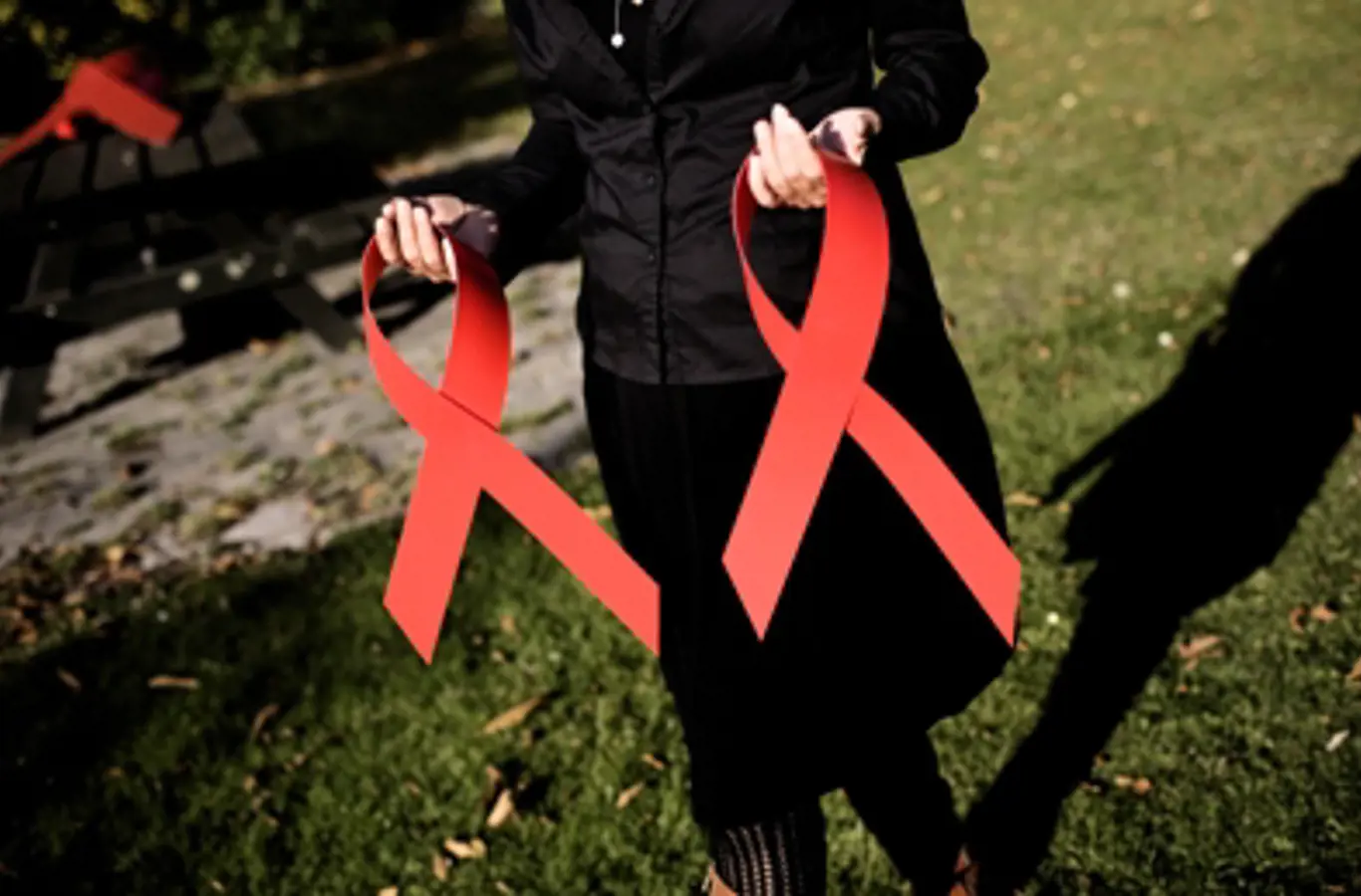 Arkivfoto. Direktør for AIDS-Fondet Henriette Laursen bærer sløjfer.