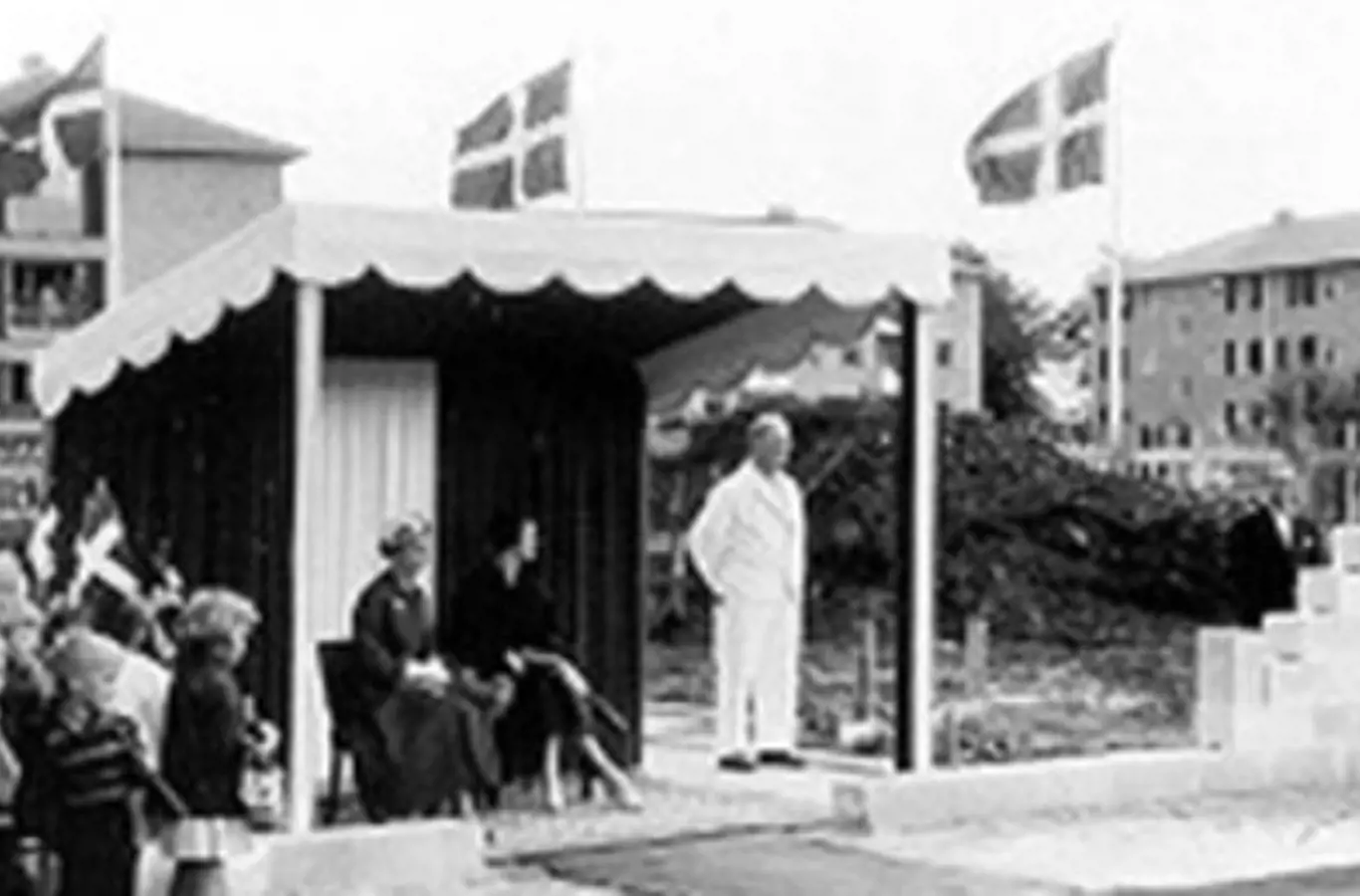 Grundstensnedlæggelse på Anne-Mariegården i 1956 med deltagelse af Dronning Ingrid. Foto fra Valby Lokalhistoriske Selskab & Arkiv