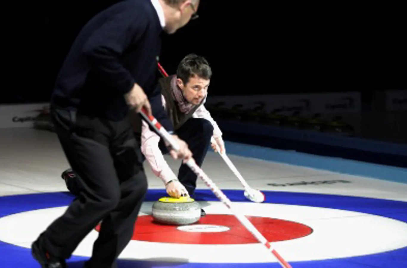 H.K.H. Kronprinsen deltog i åbningsceremonien ved VM i curling i 2011.