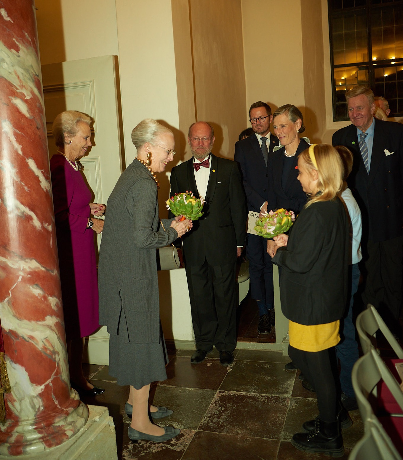 H.M. Dronningen Og H.K.H. Prinsesse Benedikte Overværede "Slotsdysten ...