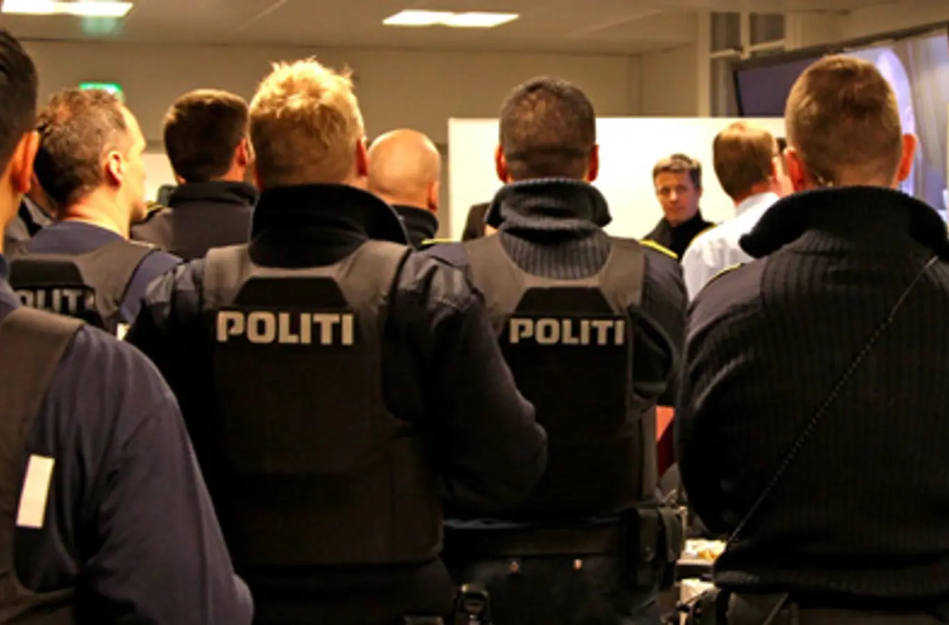 H.K.H. Kronprinsen hilser på betjente.