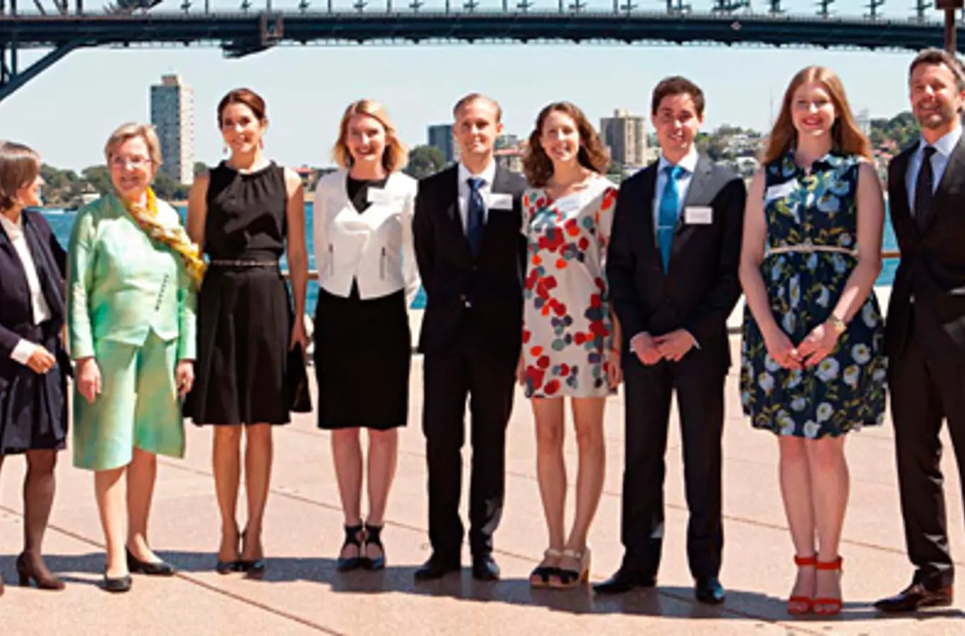 Kronprinsparret med de fem australske studerende, kulturminster Marianne Jelved og direktør for Operahuset Louise Herron.
